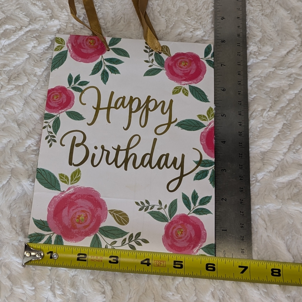❤ Birthday Gift Bags | Celebration Party Gift | Paper Gift Bag | Hallmark - Picture 11 of 16